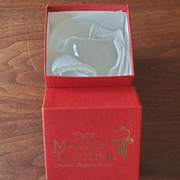 Optic Crystal Apple with Podium with Rout Base in Original Box NIB Teacher Award - Picture 13 of 13